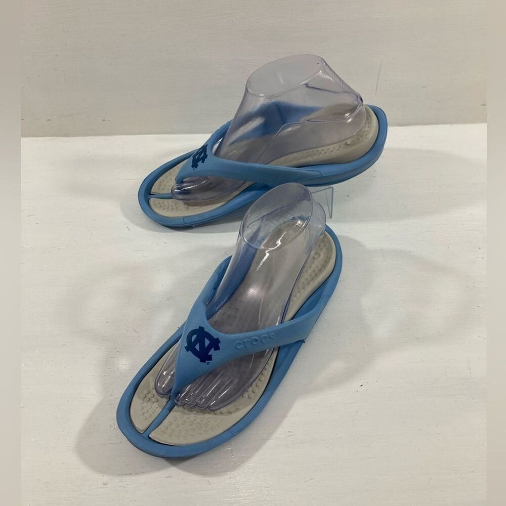 UNC Crocs Thong Sandals Unisex M6 W8 Blue Gray Flip Flop Like New - Picture 2 of 9